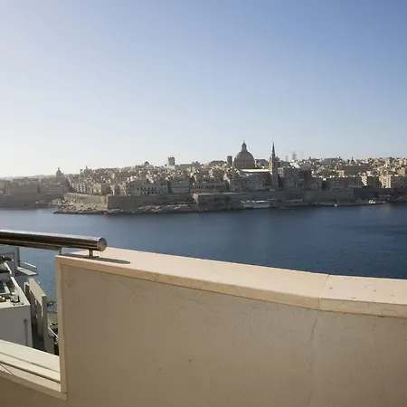 Hostal The Seafront Tower Sliema